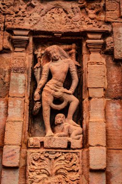 Pattadakal 'ın ünlü saç stili Hint tanrılarının heykelleri 7. yüzyıl tapınağının önünde oyulmuş duvarlar. UNESCO 'nun Dünya Mirası Alanlarından biri ve 7. ve 8. yüzyıl İ.T. tapınaklarının kompleksi..