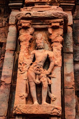 Pattadakal Karnataka 'da 7. yüzyıl tapınağının ön cephesindeki Hindu tanrılarının heykelleri oyulmuş. UNESCO Dünya Mirası Alanlarından biri ve 7. ve 8. yüzyılın kompleks Hindu ve Jain tapınakları..
