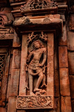 Pattadakal Karnataka 'da 7. yüzyıl tapınağının ön cephesindeki Hindu tanrılarının heykelleri oyulmuş. UNESCO Dünya Mirası Alanlarından biri ve 7. ve 8. yüzyılın kompleks Hindu ve Jain tapınakları..