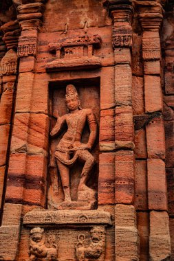 Pattadakal Karnataka 'da 7. yüzyıl tapınağının ön cephesindeki Hindu tanrılarının heykelleri oyulmuş. UNESCO Dünya Mirası Alanlarından biri ve 7. ve 8. yüzyılın kompleks Hindu ve Jain tapınakları..