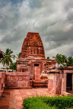 Galaganatha Tapınağı pattadakal nefes kesici taş sanat farklı açılardan inanılmaz gökyüzü. UNESCO Dünya Mirası Alanlarından biri ve 7. ve 8. yüzyılın kompleks Hindu ve Jain tapınakları..