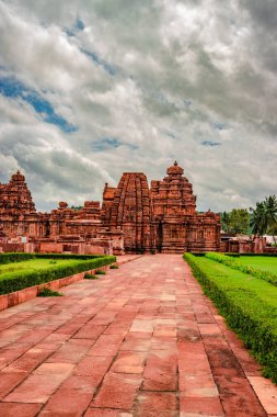 pattadakal tapınak kompleks anıtlar grubu dramatik gökyüzü Karnataka Hindistan ile nefes kesici taş sanat. UNESCO 'nun Dünya Mirası Alanlarından biri ve 7. ve 8. yüzyıl Hindu tapınakları kompleksi..