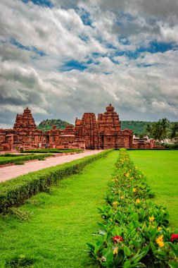 pattadakal bir grup anıt farklı açılardan nefes kesici taş sanat ve dramatik gökyüzü Karnataka Hindistan. UNESCO 'nun Dünya Mirası Alanlarından biri ve 7. ve 8. yüzyıl İ.T. tapınaklarının kompleksi..