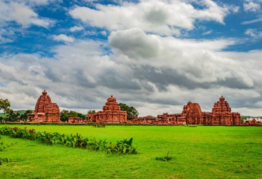 pattadakal tapınak kompleks anıtlar grubu dramatik gökyüzü Karnataka Hindistan ile nefes kesici taş sanat. UNESCO 'nun Dünya Mirası Alanlarından biri ve 7. ve 8. yüzyıl Hindu tapınakları kompleksi..