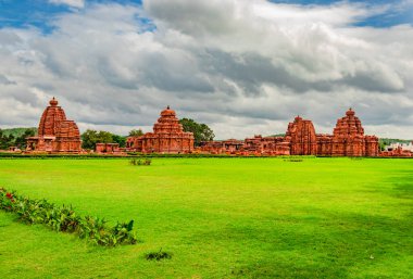 pattadakal tapınak kompleks anıtlar grubu dramatik gökyüzü Karnataka Hindistan ile nefes kesici taş sanat. UNESCO 'nun Dünya Mirası Alanlarından biri ve 7. ve 8. yüzyıl Hindu tapınakları kompleksi..