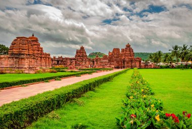 pattadakal tapınak kompleks anıtlar grubu dramatik gökyüzü Karnataka Hindistan ile nefes kesici taş sanat. UNESCO 'nun Dünya Mirası Alanlarından biri ve 7. ve 8. yüzyıl Hindu tapınakları kompleksi..