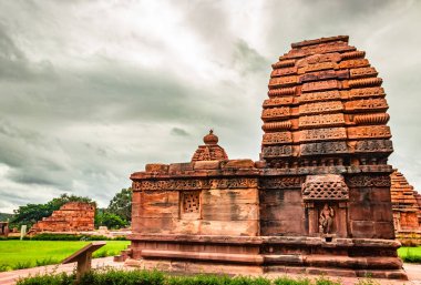 Bir tapınağın pattadakal nefes kesici taş sanatını dramatik gökyüzü ile farklı açılardan sıkıştırmak. UNESCO 'nun Dünya Mirası Alanlarından biri ve 7. ve 8. yüzyıl Hindu tapınakları kompleksi..