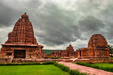 pattadakal tapınak kompleks anıtlar grubu dramatik gökyüzü Karnataka Hindistan ile nefes kesici taş sanat. UNESCO 'nun Dünya Mirası Alanlarından biri ve 7. ve 8. yüzyıl Hindu tapınakları kompleksi..