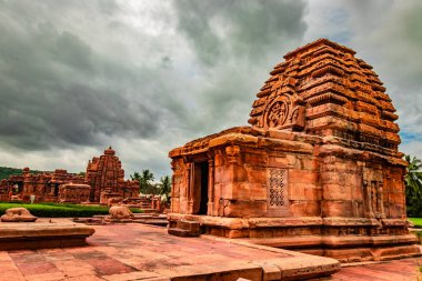 Kadasiddeshwara Tapınağı pattadakal nefes kesici taş sanatı dramatik gökyüzü ile farklı açılardan. UNESCO 'nun Dünya Mirası Alanlarından biri ve 7. ve 8. yüzyıl Hindu tapınakları kompleksi..
