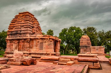 Kadasiddeshwara Tapınağı pattadakal nefes kesici taş sanatı dramatik gökyüzü ile farklı açılardan. UNESCO 'nun Dünya Mirası Alanlarından biri ve 7. ve 8. yüzyıl Hindu tapınakları kompleksi..