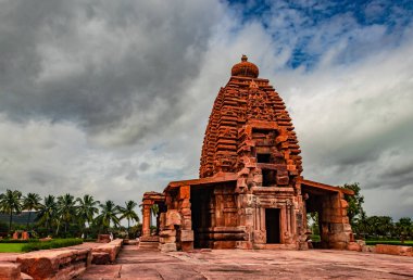 Sangameshwara tapınağı pattadakal nefes kesici taş sanat dramatik gökyüzü ile farklı açılardan. UNESCO Dünya Mirası Alanlarından biri ve 7. ve 8. yüzyılın kompleks Hindu ve Jain tapınakları..
