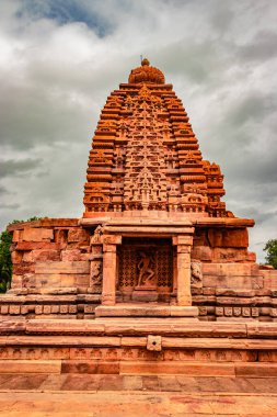 Sangameshwara tapınağı pattadakal nefes kesici taş sanat dramatik gökyüzü ile farklı açılardan. UNESCO Dünya Mirası Alanlarından biri ve 7. ve 8. yüzyılın kompleks Hindu ve Jain tapınakları..