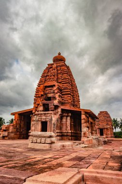 Sangameshwara tapınağı pattadakal nefes kesici taş sanat dramatik gökyüzü ile farklı açılardan. UNESCO Dünya Mirası Alanlarından biri ve 7. ve 8. yüzyılın kompleks Hindu ve Jain tapınakları..