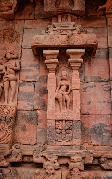Pattadakal Karnataka 'da 7. yüzyıl tapınağının ön cephesindeki Hindu tanrılarının heykelleri oyulmuş. UNESCO Dünya Mirası Alanlarından biri ve 7. ve 8. yüzyılın kompleks Hindu ve Jain tapınakları..