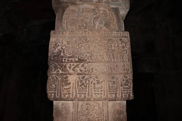 Virupaksha tapınağı Pattadakal iç mimarisi taş sütunlar üzerinde. UNESCO Dünya Mirası Alanlarından biri ve 7. ve 8. yüzyılın kompleks Hindu ve Jain tapınakları..
