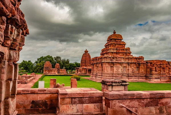 pattadakal tapınak heykel grubu dramatik gökyüzü ile farklı açılardan nefes kesici taş sanat eserleri. UNESCO 'nun Dünya Mirası Alanlarından biri ve 7. ve 8. yüzyıl İ.T. tapınaklarının kompleksi..