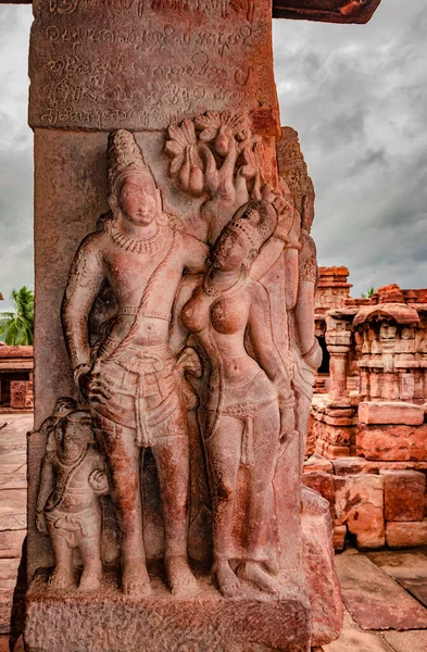 Pattadakal Karnataka 'da 7. yüzyıl tapınağının ön cephesindeki Hindu tanrılarının heykelleri oyulmuş. UNESCO Dünya Mirası Alanlarından biri ve 7. ve 8. yüzyılın kompleks Hindu ve Jain tapınakları..