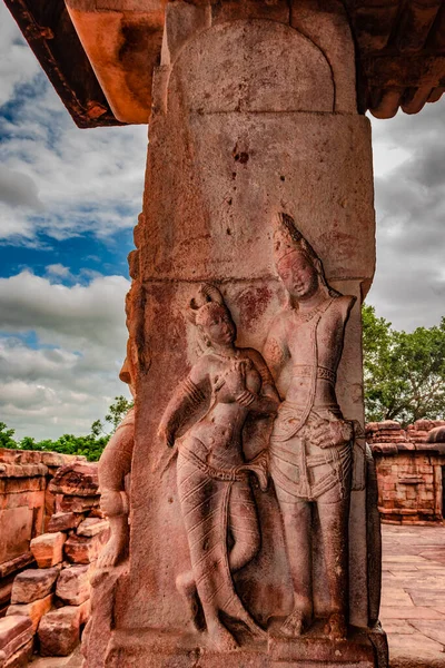 Pattadakal Karnataka 'da 7. yüzyıl tapınağının ön cephesindeki Hindu tanrılarının heykelleri oyulmuş. UNESCO Dünya Mirası Alanlarından biri ve 7. ve 8. yüzyılın kompleks Hindu ve Jain tapınakları..