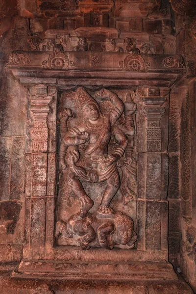 Pattadakal Karnataka 'da 7. yüzyıl tapınağının ön cephesindeki Hindu tanrılarının heykelleri oyulmuş. UNESCO Dünya Mirası Alanlarından biri ve 7. ve 8. yüzyılın kompleks Hindu ve Jain tapınakları..