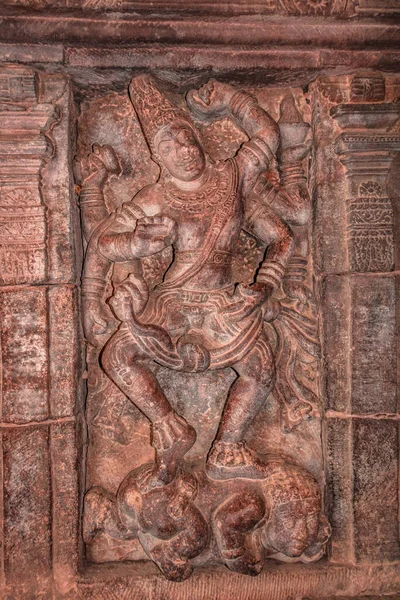 Pattadakal Karnataka 'da 7. yüzyıl tapınağının ön cephesindeki Hindu tanrılarının heykelleri oyulmuş. UNESCO Dünya Mirası Alanlarından biri ve 7. ve 8. yüzyılın kompleks Hindu ve Jain tapınakları..