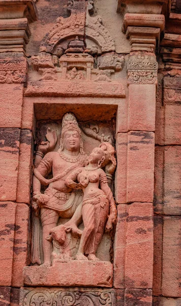 Pattadakal Karnataka 'da 7. yüzyıl tapınağının ön cephesindeki Hindu tanrılarının heykelleri oyulmuş. UNESCO Dünya Mirası Alanlarından biri ve 7. ve 8. yüzyılın kompleks Hindu ve Jain tapınakları..