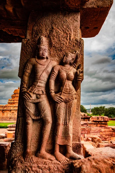 Pattadakal 'ın ünlü saç stili Hint tanrılarının heykelleri 7. yüzyıl tapınağının önünde oyulmuş duvarlar. UNESCO 'nun Dünya Mirası Alanlarından biri ve 7. ve 8. yüzyıl İ.T. tapınaklarının kompleksi..