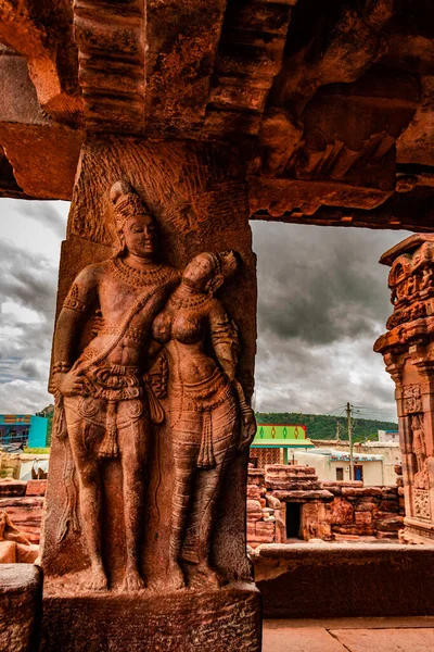 Pattadakal Karnataka 'da 7. yüzyıl tapınağının ön cephesindeki Hindu tanrılarının heykelleri oyulmuş. UNESCO Dünya Mirası Alanlarından biri ve 7. ve 8. yüzyılın kompleks Hindu ve Jain tapınakları..