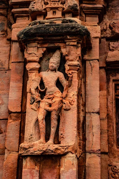 Pattadakal Karnataka 'da 7. yüzyıl tapınağının ön cephesindeki Hindu tanrılarının heykelleri oyulmuş. UNESCO Dünya Mirası Alanlarından biri ve 7. ve 8. yüzyılın kompleks Hindu ve Jain tapınakları..