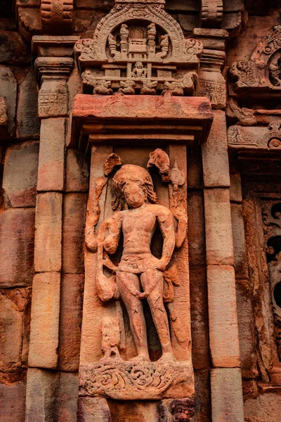 Pattadakal Karnataka 'da 7. yüzyıl tapınağının ön cephesindeki Hindu tanrılarının heykelleri oyulmuş. UNESCO Dünya Mirası Alanlarından biri ve 7. ve 8. yüzyılın kompleks Hindu ve Jain tapınakları..