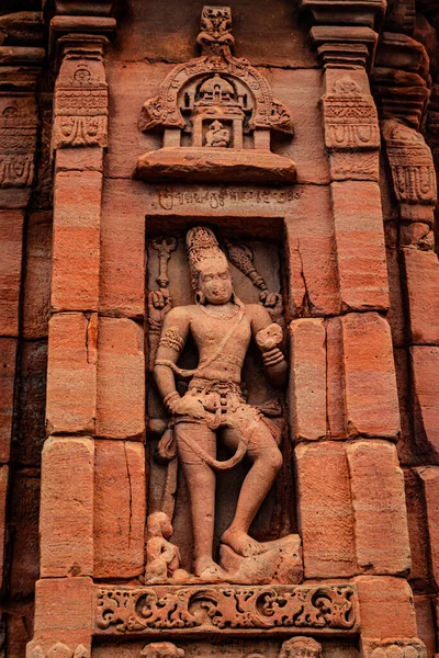 Pattadakal Karnataka 'da 7. yüzyıl tapınağının ön cephesindeki Hindu tanrılarının heykelleri oyulmuş. UNESCO Dünya Mirası Alanlarından biri ve 7. ve 8. yüzyılın kompleks Hindu ve Jain tapınakları..
