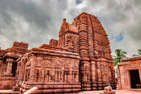 Galaganatha Tapınağı pattadakal nefes kesici taş sanat farklı açılardan inanılmaz gökyüzü. UNESCO Dünya Mirası Alanlarından biri ve 7. ve 8. yüzyılın kompleks Hindu ve Jain tapınakları..