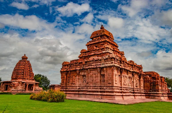 pattadakal tapınak heykel grubu nefes kesici taş sanat farklı açılardan inanılmaz gökyüzü. UNESCO 'nun Dünya Mirası Alanlarından biri ve 7. ve 8. yüzyıl Hindu tapınakları kompleksi..