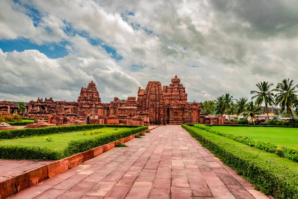 pattadakal tapınak kompleks anıtlar grubu dramatik gökyüzü Karnataka Hindistan ile nefes kesici taş sanat. UNESCO 'nun Dünya Mirası Alanlarından biri ve 7. ve 8. yüzyıl Hindu tapınakları kompleksi..