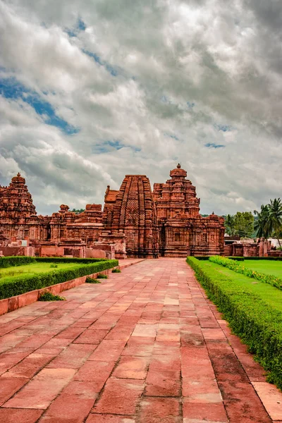 pattadakal tapınak kompleks anıtlar grubu dramatik gökyüzü Karnataka Hindistan ile nefes kesici taş sanat. UNESCO 'nun Dünya Mirası Alanlarından biri ve 7. ve 8. yüzyıl Hindu tapınakları kompleksi..