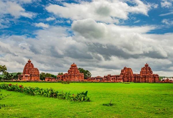 pattadakal tapınak kompleks anıtlar grubu dramatik gökyüzü Karnataka Hindistan ile nefes kesici taş sanat. UNESCO 'nun Dünya Mirası Alanlarından biri ve 7. ve 8. yüzyıl Hindu tapınakları kompleksi..