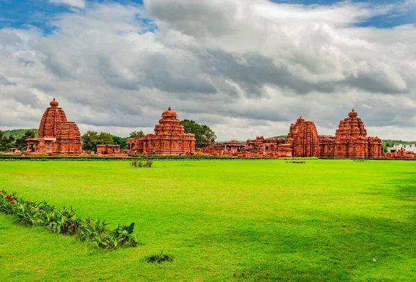 pattadakal tapınak kompleks anıtlar grubu dramatik gökyüzü Karnataka Hindistan ile nefes kesici taş sanat. UNESCO 'nun Dünya Mirası Alanlarından biri ve 7. ve 8. yüzyıl Hindu tapınakları kompleksi..