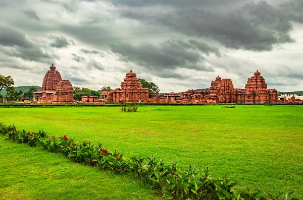 pattadakal tapınak kompleks anıtlar grubu dramatik gökyüzü Karnataka Hindistan ile nefes kesici taş sanat. UNESCO 'nun Dünya Mirası Alanlarından biri ve 7. ve 8. yüzyıl Hindu tapınakları kompleksi..
