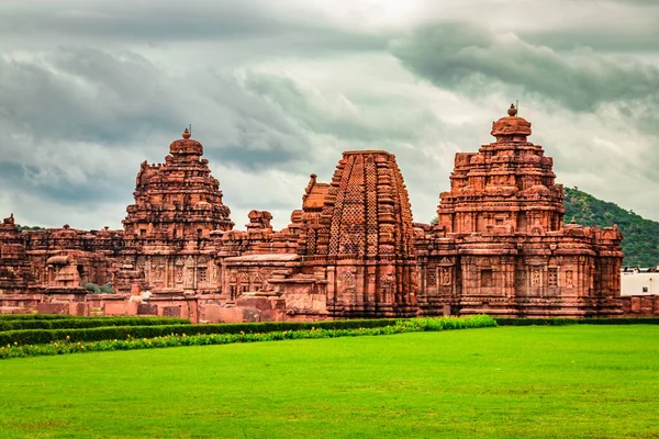 pattadakal tapınak kompleks anıtlar grubu dramatik gökyüzü Karnataka Hindistan ile nefes kesici taş sanat. UNESCO 'nun Dünya Mirası Alanlarından biri ve 7. ve 8. yüzyıl Hindu tapınakları kompleksi..