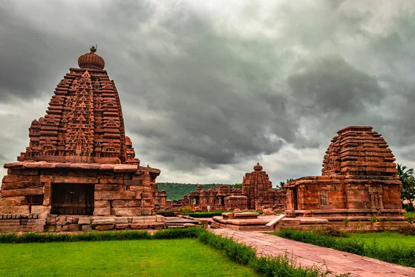 pattadakal tapınak kompleks anıtlar grubu dramatik gökyüzü Karnataka Hindistan ile nefes kesici taş sanat. UNESCO 'nun Dünya Mirası Alanlarından biri ve 7. ve 8. yüzyıl Hindu tapınakları kompleksi..