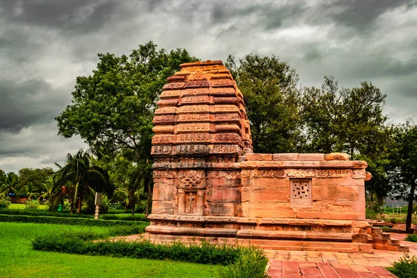 Kadasiddeshwara Tapınağı pattadakal nefes kesici taş sanatı dramatik gökyüzü ile farklı açılardan. UNESCO 'nun Dünya Mirası Alanlarından biri ve 7. ve 8. yüzyıl Hindu tapınakları kompleksi..