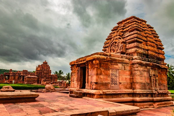 Kadasiddeshwara Tapınağı pattadakal nefes kesici taş sanatı dramatik gökyüzü ile farklı açılardan. UNESCO 'nun Dünya Mirası Alanlarından biri ve 7. ve 8. yüzyıl Hindu tapınakları kompleksi..