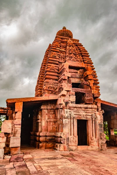 桑加美什瓦拉庙宇从不同角度与戏剧化的天空令人叹为观止的石雕艺术 它是联合国教科文组织的世界遗产之一 也是公元7世纪和8世纪印度教和建寺的建筑群 — 图库照片