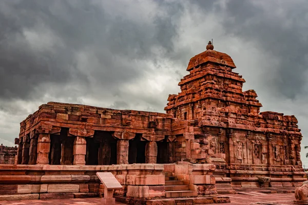 Mallikarjuna tapınağı pattadakal nefes kesici taş sanat dramatik gökyüzü ile farklı açılardan. UNESCO Dünya Mirası Alanlarından biri ve 7. ve 8. yüzyılın kompleks Hindu ve Jain tapınakları..