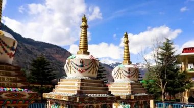 Parlak mavi gökyüzü ile Himalayalar 'daki Budist pagodalar