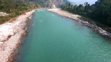 Teesta nehri, dağ klipinde yeşil yemyeşil ormanlarla birlikte vahşice akıyor.