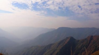 Düz açı klibi ile kaplı ağaçsız dağ sırası, tepe sıradağlarının güzel doğal manzarasını gösteren, latilum tepesi, şillong meghalaya Hindistan 'da çekildi..