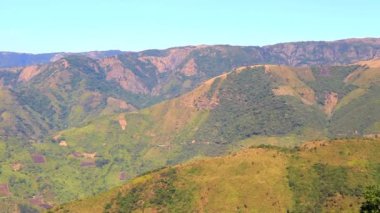 Düz açı klibi ile kaplı ağaçsız dağ sırası, tepe sıradağlarının güzel doğal manzarasını gösteren, latilum tepesi, şillong meghalaya Hindistan 'da çekildi..