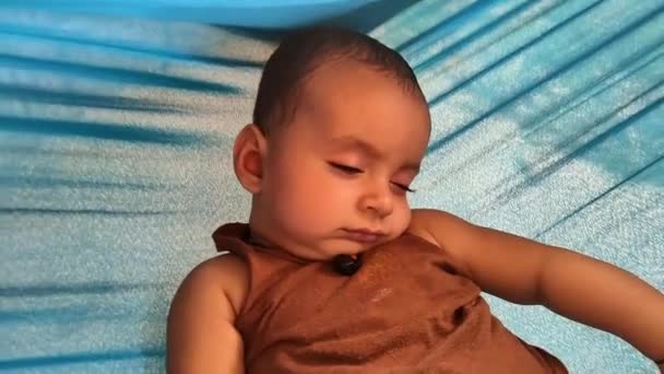 Spädbarn Söt Ansiktsuttryck Medan Sover Hängmatta Dagen — Stockvideo