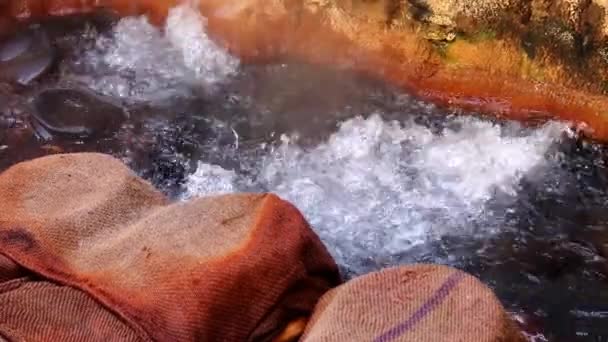 Hete Bron Kokend Water Natuurlijke Hulpbronnen Himalaya Clip Wordt Geschoten — Stockvideo