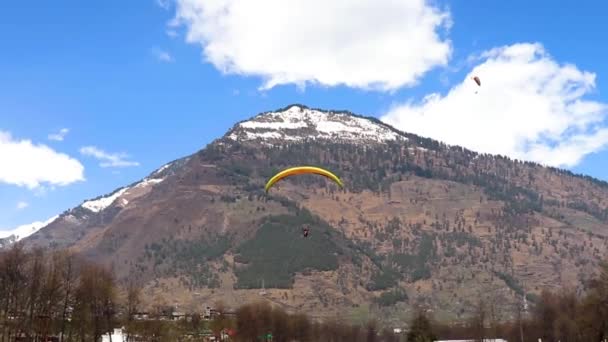 Paragliding Himalájském Údolí Vrcholu Hory Pro Vzdušné Dobrodružství Klip Zastřelen — Stock video